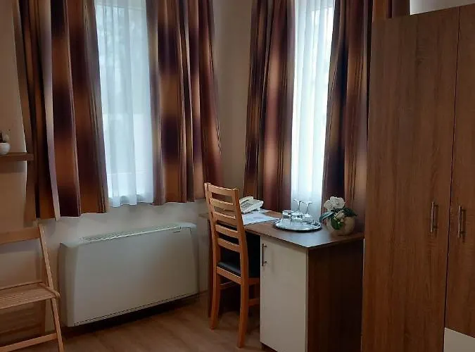 Kata Panzio 3* Oroszlány